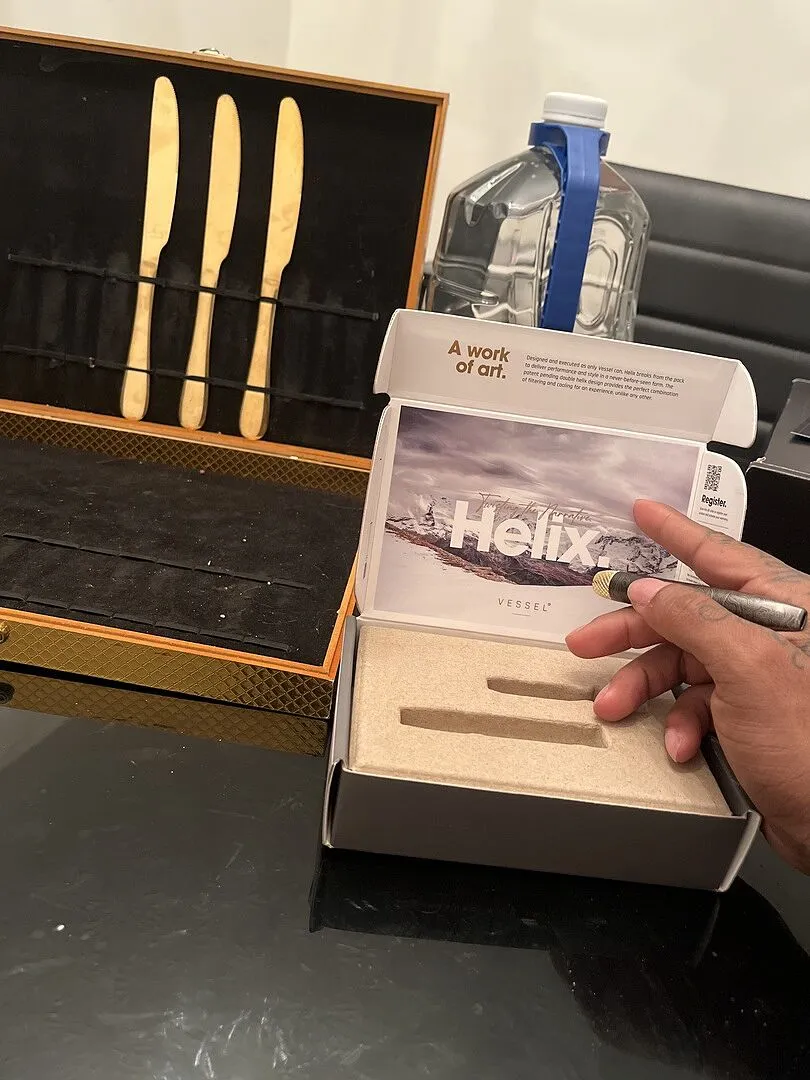 Vessel Helix one-hitter pijpje gunmetal