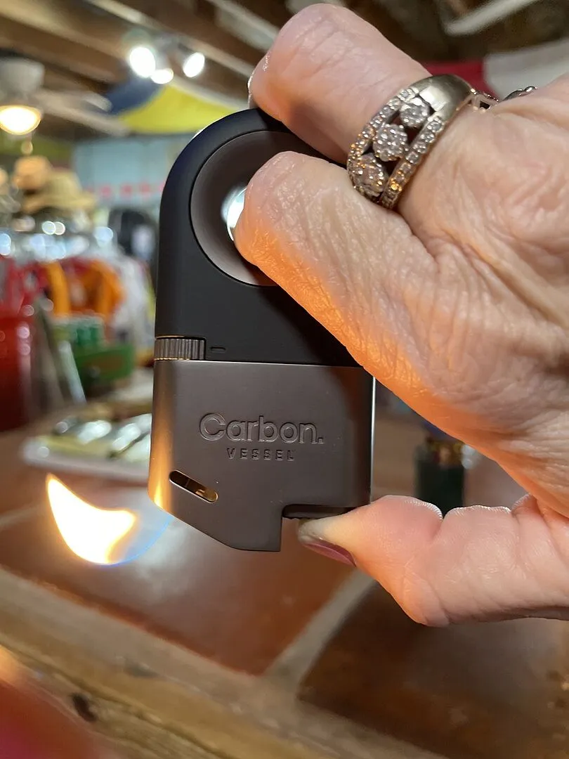 Vessel Carbon aansteker zwart navulbaar butaan