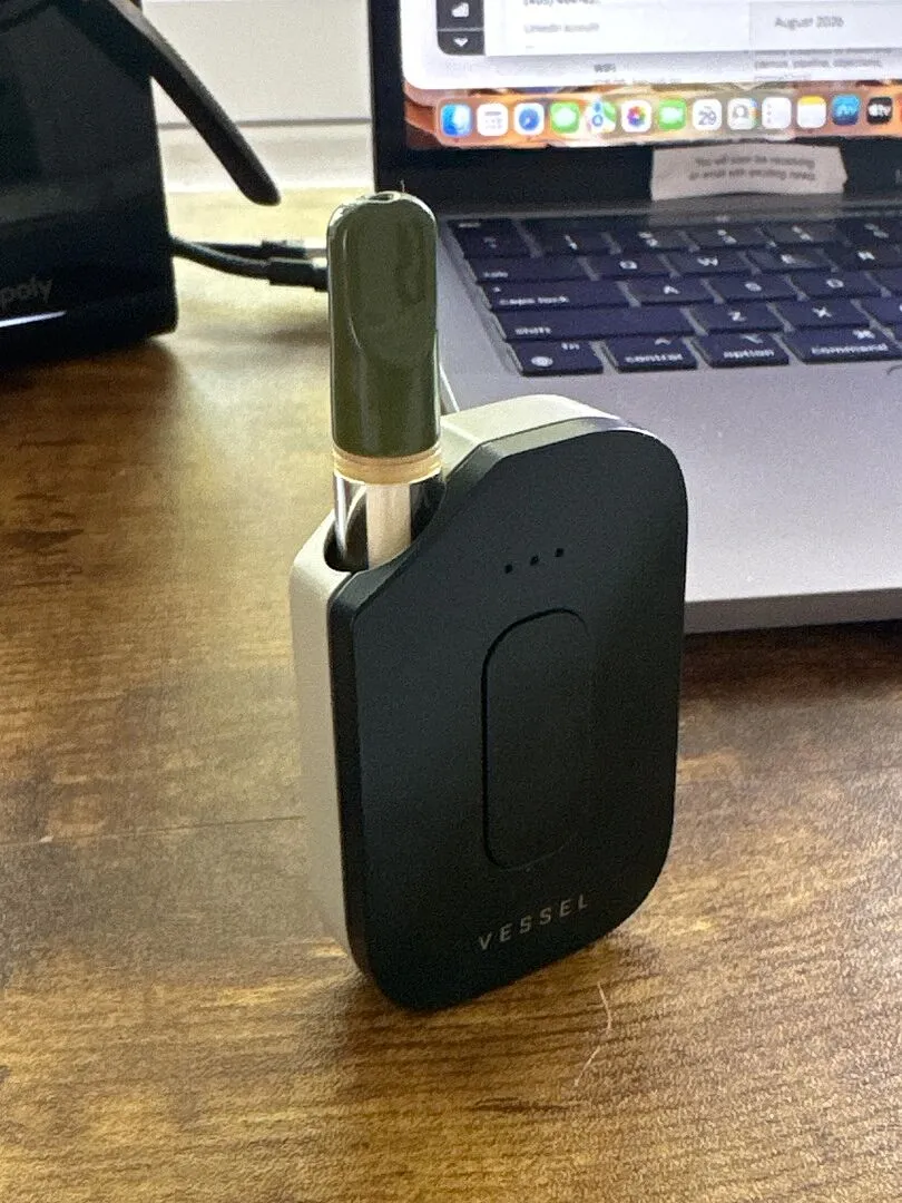Vessel Compass Rise vaporizer Sage staand design